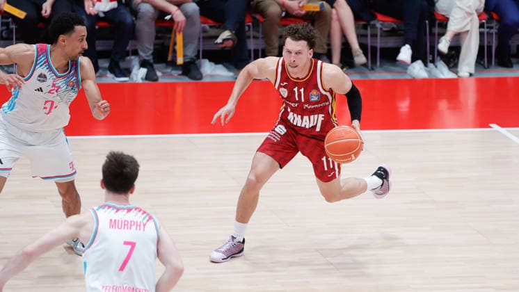 Im Bild: v.li. Joel Aminu (Telekom Baskets Bonn, 21) gegen Brae Ivey (Wuerzburg Baskets, 11) am Ball 22.05.2026, Basketball, Fitness First Wuerzburg Baskets vs. Telekom Baskets Bonn, easyCredit BBL Playoffs, 3. Viertelfinale, Deutschland, 97072, tectake-Arena Wuerzburg, Copyright: HMBxMedia xJulienxBecker