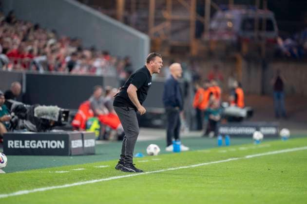 Uwe Koschinat (Rot-Weiss Essen, Trainer, Coach) gibt Anweisungen, gestikuliert, mit den Armen gestikulieren, gives instructions, gesticulate, gesticolando, emotionen Rot Weiss Essen - SpVgg Greuther Fürth, Fussball, Relegation zur 2. Bundesliga, Stadion an der Hafenstraße, Essen DFL regulations prohibit any use of photographs as image sequences and or quasi-video. Copyright: HMBxMedia xMarcoxBader