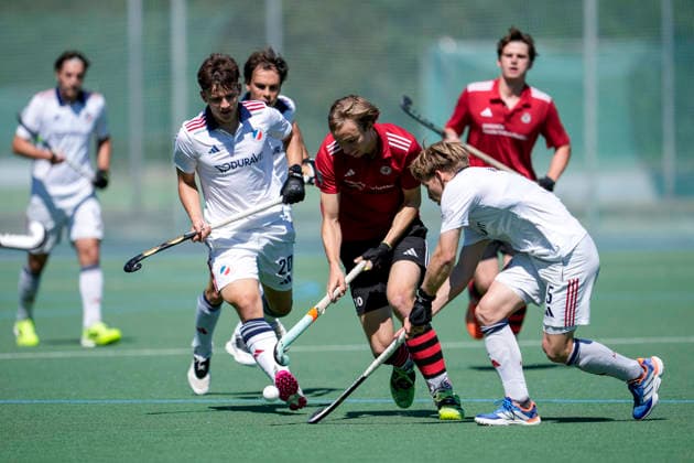 v.li.: Benedikt Geyer (MHC, 20), Arne Selbach (Frankfurt, 10), Linus Müller (MHC, 5), Zweikampf, Spielszene, Duell, duel, tackle, tackling, Dynamik, Action, Aktion, 23.05.2026, Mannheim (Deutschland), Hockey, Bundesliga, Play-down, Herren, Mannheimer HC - SC Frankfurt 1880