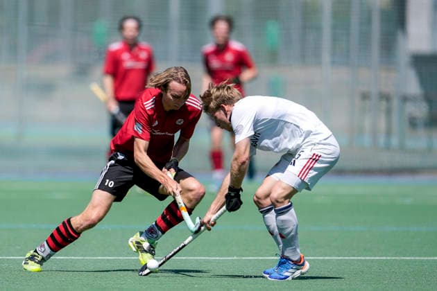 v.li.: Arne Selbach (Frankfurt, 10), Linus Müller (MHC, 5), Zweikampf, Spielszene, Duell, duel, tackle, tackling, Dynamik, Action, Aktion, 23.05.2026, Mannheim (Deutschland), Hockey, Bundesliga, Play-down, Herren, Mannheimer HC - SC Frankfurt 1880
