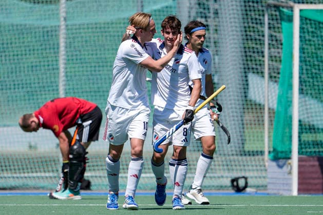 v.li.: Torschütze Tim Seagon (MHC, 10), Hugo von Montgelas (MHC, 8), Luis Holste (MHC, 9), Spieler vom Mannheimer HC (MHC), jubeln über das Tor zum 1:1, Jubel, Torjubel, Torerfolg, celebrate the goal, goal, celebration, jubelt ueber das Tor, Freuen, Freude, freut sich, optimistisch, positiv, Spielszene, Highlight, Action, Aktion, 23.05.2026, Mannheim (Deutschland), Hockey, Bundesliga, Play-down, Herren, Mannheimer HC - SC Frankfurt 1880