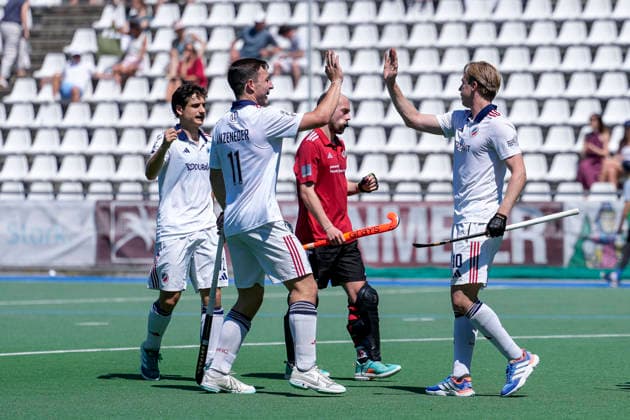 v.li.: Erik Kleinlein (MHC, 12), Jossip Anzeneder (MHC, 11), Torschütze Tim Seagon (MHC, 10), Spieler vom Mannheimer HC (MHC), jubeln über das Tor zum 3:2, Jubel, Torjubel, Torerfolg, celebrate the goal, goal, celebration, jubelt ueber das Tor, Freuen, Freude, freut sich, optimistisch, positiv, Spielszene, Highlight, Action, Aktion, 23.05.2026, Mannheim (Deutschland), Hockey, Bundesliga, Play-down, Herren, Mannheimer HC - SC Frankfurt 1880