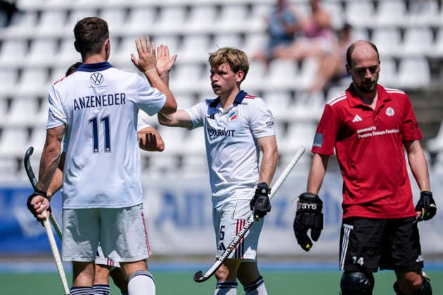 v.li.: Jossip Anzeneder (MHC, 11), Torschütze Linus Müller (MHC, 5), Spieler vom Mannheimer HC (MHC), jubeln über das Tor zum 5:2, Jubel, Torjubel, Torerfolg, celebrate the goal, goal, celebration, jubelt ueber das Tor, Freuen, Freude, freut sich, optimistisch, positiv, Spielszene, Highlight, Action, Aktion, 23.05.2026, Mannheim (Deutschland), Hockey, Bundesliga, Play-down, Herren, Mannheimer HC - SC Frankfurt 1880