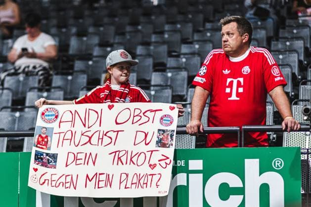 Junger Fan mit Plakat, Vet Concept Gladiators Trier vs FC Bayern Muenchen Basketball, Basketball, easyCredit BBL, Playoffs, Viertelfinale, Spiel 3, Saison 2025 2026, 23.05.2026 Vet Concept Gladiators Trier vs FC Bayern Muenchen Basketball, Basketball, easyCredit BBL, Playoffs, Viertelfinale, Spiel 3, Saison 2025 2026, 23.05.2026 Copyright: xEibner-Pressefoto AlexanderxNeisx EP_ANS