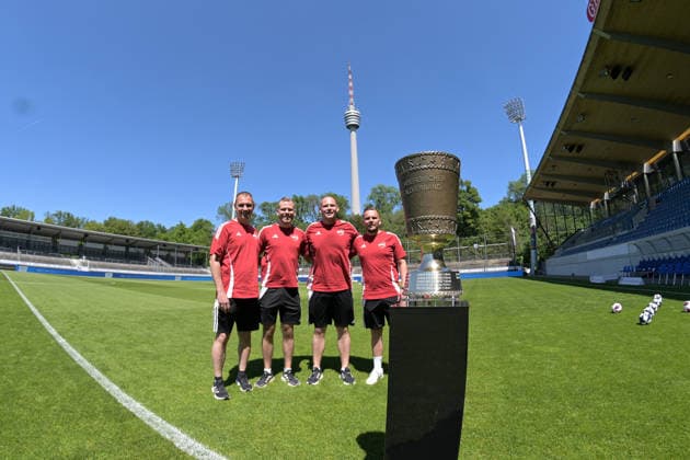 das Schiedsrichter Gespann um Hauptschiedsrichter Roman Reck von der Schriedsrichtergruppe Leonberg so wie seine Assistenten Janik Wieland Schiedsrichtergruppe Oehringen und Felix Guenter Schiedsrichtergruppe Ludwigsburg sowie 4. Offizieller Tobias Lauber Schiedsrichtergruppe Vaihingen Enz SV Stuttgarter Kickers vs. SG Sonnenhof Grossaspach, Fussball, Maenner, DB-Regio wfv-Pokalfinale, Saison 2025 2026, 23.05.2026 SV Stuttgarter Kickers vs. SG Sonnenhof Grossaspach, Fussball, Maenner, DB-Regio wfv-Pokalfinale, Saison 2025 2026, 23.05.2026 Stuttgart Copyright: xEibner-Pressefoto TobiasxBaurx EP_TBR