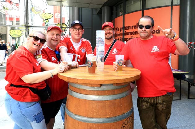 DEU, DFB Pokalfinale, Fansder beiden Mannschaften, 23.05.2026, Berlin, Berlin, DEU, DFB Pokalfinale, Fansder beiden Mannschaften, im Bild Pokalfinale, Bayern Muenchen Fans am Potsdamer Platz DFL - regulations prohibit any use of Photographs as image sequences and or quasi-video