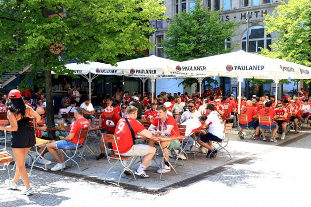 DEU, DFB Pokalfinale, Fansder beiden Mannschaften, 23.05.2026, Berlin, Berlin, DEU, DFB Pokalfinale, Fansder beiden Mannschaften, im Bild Pokalfinale, Bayern Muenchen Fans am Potsdamer Platz DFL - regulations prohibit any use of Photographs as image sequences and or quasi-video