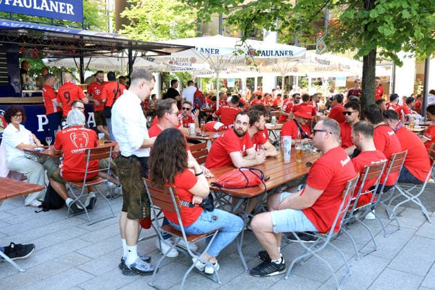 DEU, DFB Pokalfinale, Fansder beiden Mannschaften, 23.05.2026, Berlin, Berlin, DEU, DFB Pokalfinale, Fansder beiden Mannschaften, im Bild Pokalfinale, Bayern Muenchen Fans am Potsdamer Platz DFL - regulations prohibit any use of Photographs as image sequences and or quasi-video