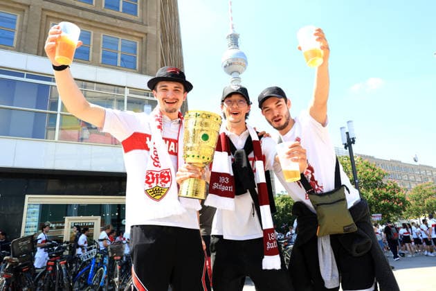DEU, DFB Pokalfinale, Fansder beiden Mannschaften, 23.05.2026, Berlin, Berlin, DEU, DFB Pokalfinale, Fansder beiden Mannschaften, im Bild Pokalfinale, Stuttgarter Fans, auf dem Alexander Platz DFL - regulations prohibit any use of Photographs as image sequences and or quasi-video
