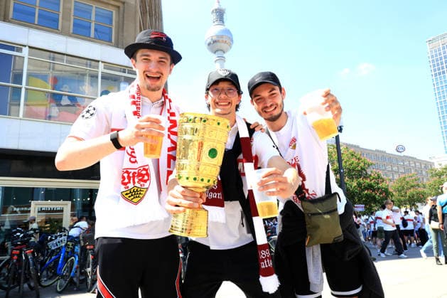 DEU, DFB Pokalfinale, Fansder beiden Mannschaften, 23.05.2026, Berlin, Berlin, DEU, DFB Pokalfinale, Fansder beiden Mannschaften, im Bild Pokalfinale, Stuttgarter Fans, auf dem Alexander Platz DFL - regulations prohibit any use of Photographs as image sequences and or quasi-video