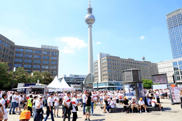 DEU, DFB Pokalfinale, Fansder beiden Mannschaften, 23.05.2026, Berlin, Berlin, DEU, DFB Pokalfinale, Fansder beiden Mannschaften, im Bild Pokalfinale, Stuttgarter Fans, auf dem Alexander Platz DFL - regulations prohibit any use of Photographs as image sequences and or quasi-video