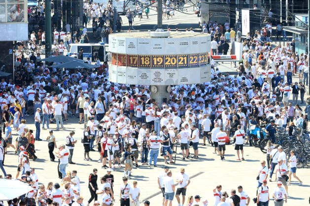 DEU, DFB Pokalfinale, Fansder beiden Mannschaften, 23.05.2026, Berlin, Berlin, DEU, DFB Pokalfinale, Fansder beiden Mannschaften, im Bild Pokalfinale, Stuttgarter Fans, auf dem Alexander Platz DFL - regulations prohibit any use of Photographs as image sequences and or quasi-video