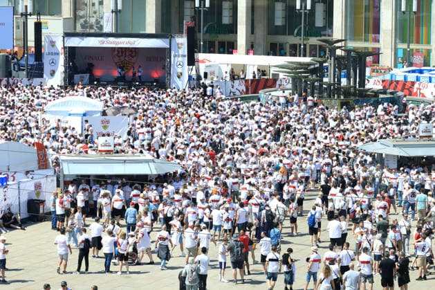 DEU, DFB Pokalfinale, Fansder beiden Mannschaften, 23.05.2026, Berlin, Berlin, DEU, DFB Pokalfinale, Fansder beiden Mannschaften, im Bild Pokalfinale, Stuttgarter Fans, auf dem Alexander Platz DFL - regulations prohibit any use of Photographs as image sequences and or quasi-video