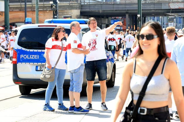DEU, DFB Pokalfinale, Fansder beiden Mannschaften, 23.05.2026, Berlin, Berlin, DEU, DFB Pokalfinale, Fansder beiden Mannschaften, im Bild Pokalfinale, Stuttgarter Fans, auf dem Alexander Platz, Polizeiwagen DFL - regulations prohibit any use of Photographs as image sequences and or quasi-video