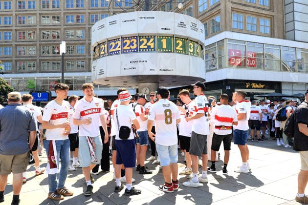 DEU, DFB Pokalfinale, Fansder beiden Mannschaften, 23.05.2026, Berlin, Berlin, DEU, DFB Pokalfinale, Fansder beiden Mannschaften, im Bild Pokalfinale, Stuttgarter Fans, auf dem Alexander Platz, an der Weltzeituhr DFL - regulations prohibit any use of Photographs as image sequences and or quasi-video
