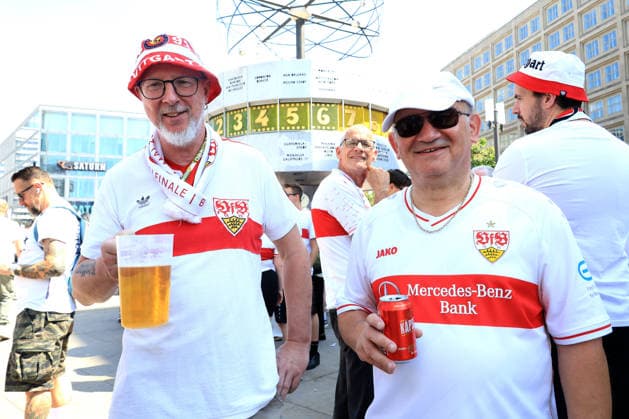DEU, DFB Pokalfinale, Fansder beiden Mannschaften, 23.05.2026, Berlin, Berlin, DEU, DFB Pokalfinale, Fansder beiden Mannschaften, im Bild Pokalfinale, Stuttgarter Fans, auf dem Alexander Platz, an der Weltzeituhr DFL - regulations prohibit any use of Photographs as image sequences and or quasi-video