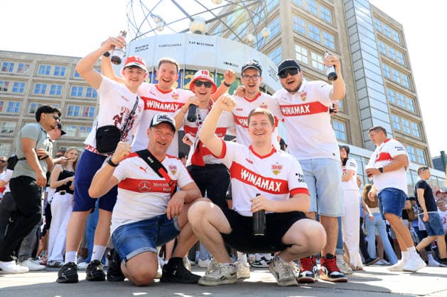 DEU, DFB Pokalfinale, Fansder beiden Mannschaften, 23.05.2026, Berlin, Berlin, DEU, DFB Pokalfinale, Fansder beiden Mannschaften, im Bild Pokalfinale, Stuttgarter Fans, auf dem Alexander Platz, an der Weltzeituhr DFL - regulations prohibit any use of Photographs as image sequences and or quasi-video