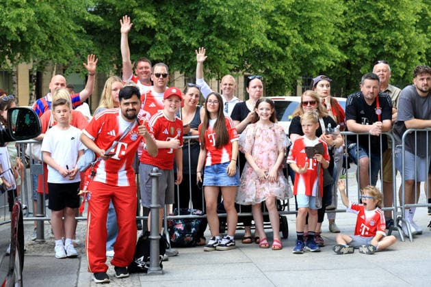 DEU, DFB Pokalfinale, Fansder beiden Mannschaften, 23.05.2026, Berlin, Berlin, DEU, DFB Pokalfinale, Fansder beiden Mannschaften, im Bild Pokalfinale, Bayern Muenchen Fans am Potsdamer Platz, vor dem Hotel der Bayernspieler DFL - regulations prohibit any use of Photographs as image sequences and or quasi-video