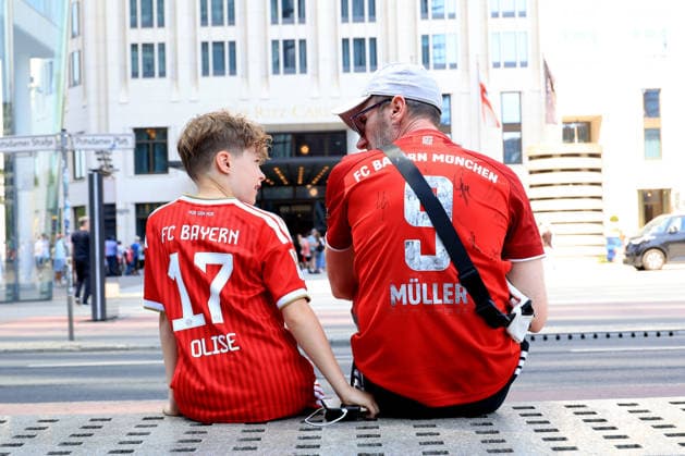 DEU, DFB Pokalfinale, Fansder beiden Mannschaften, 23.05.2026, Berlin, Berlin, DEU, DFB Pokalfinale, Fansder beiden Mannschaften, im Bild Pokalfinale, Bayern Muenchen Fans am Potsdamer Platz, Vater und Sohn, vor dem Hotel der Bayernspieler DFL - regulations prohibit any use of Photographs as image sequences and or quasi-video