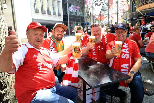 DEU, DFB Pokalfinale, Fansder beiden Mannschaften, 23.05.2026, Berlin, Berlin, DEU, DFB Pokalfinale, Fansder beiden Mannschaften, im Bild Pokalfinale, Bayern Muenchen Fans am Potsdamer Platz, DFL - regulations prohibit any use of Photographs as image sequences and or quasi-video