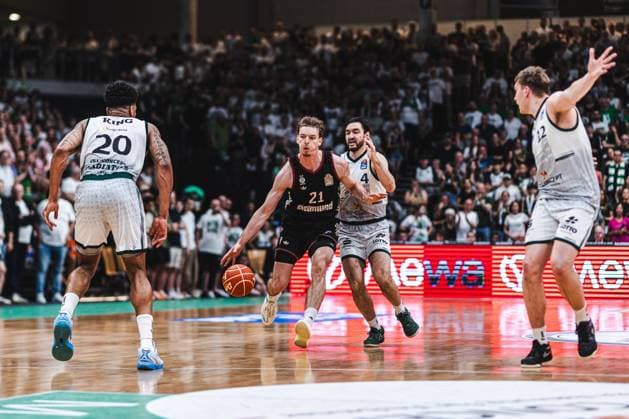 Justus Hollarz (FC Bayern Muenchen Basketball) im Zweikampf mit Clayton Guillozet (Gladiators Trier), Vet Concept Gladiators Trier vs FC Bayern Muenchen Basketball, Basketball, easyCredit BBL, Playoffs, Viertelfinale, Spiel 3, Saison 2025 2026, 23.05.2026 Vet Concept Gladiators Trier vs FC Bayern Muenchen Basketball, Basketball, easyCredit BBL, Playoffs, Viertelfinale, Spiel 3, Saison 2025 2026, 23.05.2026 Copyright: xEibner-Pressefoto AlexanderxNeisx EP_ANS