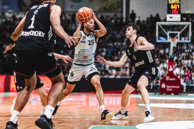 Jordan Roland (Gladiators Trier) im Zweikampf mit Osacar das Silva (FC Bayern Muenchen Basketball) und Neno Dimitrijevic (FC Bayern Muenchen Basketball), Vet Concept Gladiators Trier vs FC Bayern Muenchen Basketball, Basketball, easyCredit BBL, Playoffs, Viertelfinale, Spiel 3, Saison 2025 2026, 23.05.2026 Vet Concept Gladiators Trier vs FC Bayern Muenchen Basketball, Basketball, easyCredit BBL, Playoffs, Viertelfinale, Spiel 3, Saison 2025 2026, 23.05.2026 Copyright: xEibner-Pressefoto AlexanderxNeisx EP_ANS