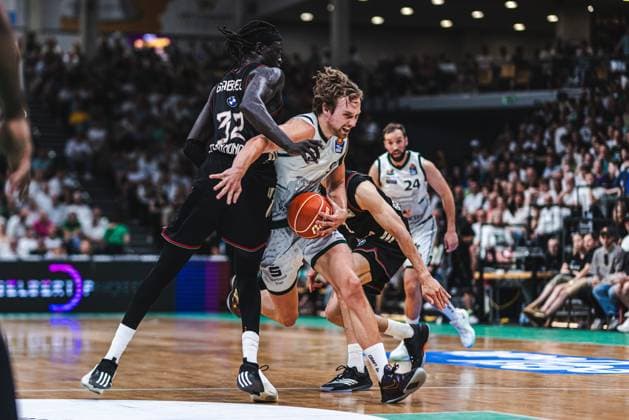 Marco Hollersbacher (Gladiators Trier) im Zweikampf mit Wenyen Gabriel (FC Bayern Muenchen Basketball), Vet Concept Gladiators Trier vs FC Bayern Muenchen Basketball, Basketball, easyCredit BBL, Playoffs, Viertelfinale, Spiel 3, Saison 2025 2026, 23.05.2026 Vet Concept Gladiators Trier vs FC Bayern Muenchen Basketball, Basketball, easyCredit BBL, Playoffs, Viertelfinale, Spiel 3, Saison 2025 2026, 23.05.2026 Copyright: xEibner-Pressefoto AlexanderxNeisx EP_ANS