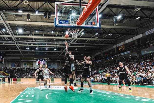Marten Linssen (Gladiators Trier) im Zweikampf mit Isiaha Mike (FC Bayern Muenchen Basketball) und Niels Giffey (FC Bayern Muenchen Basketball), Vet Concept Gladiators Trier vs FC Bayern Muenchen Basketball, Basketball, easyCredit BBL, Playoffs, Viertelfinale, Spiel 3, Saison 2025 2026, 23.05.2026 Vet Concept Gladiators Trier vs FC Bayern Muenchen Basketball, Basketball, easyCredit BBL, Playoffs, Viertelfinale, Spiel 3, Saison 2025 2026, 23.05.2026 Copyright: xEibner-Pressefoto AlexanderxNeisx EP_ANS