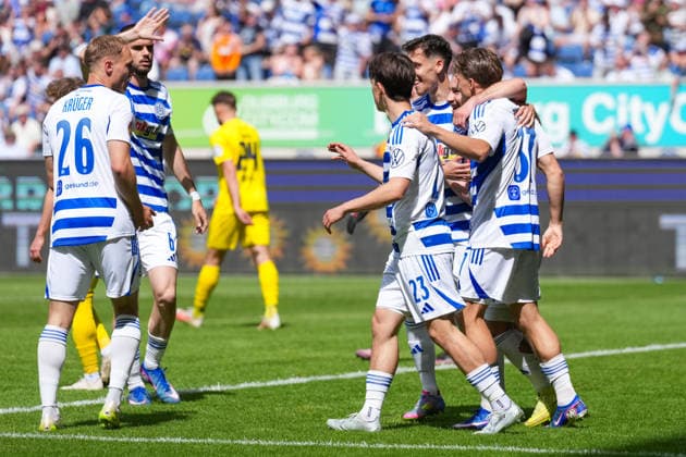 23.05.2026, xydrx, Herren, Fußball, Finaltag der Amateure, Finale Niederrheinpokal, SC St. Tönis 11 ‹20 - MSV Duisburg, Saison 2025 2026, Schauinsland-Reisen-Arena: Torjubel nach dem Tor zum 1:0 für den MSV Duisburg durch Torschütze Patrick Sussek (MSV Duisburg, 37) zusammen mit Jan-Simon Symalla (MSV Duisburg, 23) und Florian Krueger (MSV Duisburg, 26) Copyright: HMBxMedia YannisxDreimann