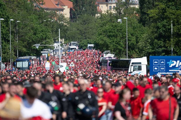 FC Bayern Muenchen Fans auf dem Weg in Stadion, Fanmarsch, Fans. Fanmassen. GER, FC Bayern Muenchen vs. VfB Stuttgart, Fussball, Herren, DFB-Pokal, Finale, Spielzeit 2025 2026, 23.05.2026, DFL DFB REGULATIONS PROHIBIT ANY USE OF PHOTOGRAPHS AS IMAGE SEQUENCES AND OR QUASI-VIDEO, GER, FC Bayern Muenchen vs. VfB Stuttgart, Fussball, Herren, DFB-Pokal, Finale, Spielzeit 2025 2026, 23.05.2026 Berlin Copyright: xEibner-Pressefoto WolfgangxFrankx EP_WFK
