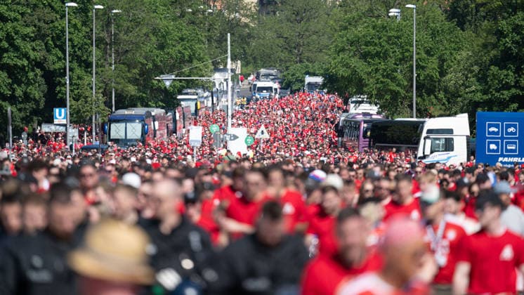 FC Bayern Muenchen Fans auf dem Weg in Stadion, Fanmarsch, Fans. Fanmassen. GER, FC Bayern Muenchen vs. VfB Stuttgart, Fussball, Herren, DFB-Pokal, Finale, Spielzeit 2025 2026, 23.05.2026, DFL DFB REGULATIONS PROHIBIT ANY USE OF PHOTOGRAPHS AS IMAGE SEQUENCES AND OR QUASI-VIDEO, GER, FC Bayern Muenchen vs. VfB Stuttgart, Fussball, Herren, DFB-Pokal, Finale, Spielzeit 2025 2026, 23.05.2026 Berlin Copyright: xEibner-Pressefoto WolfgangxFrankx EP_WFK
