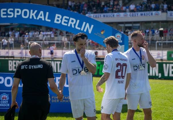 Fußball, Herren, Saison 2025 2026, Finale COSY-WASCH Landespokal Berlin, VSG Altglienicke - BFC Dynamo, v. l. Rufat Dadashov (BFC Dynamo), Leandro Putaro (BFC Dynamo), Tobias Gunte (BFC Dynamo), Enttäuschung nach Abpfiff, 23.05. 2026, Copyright: xMatthiasxKochx