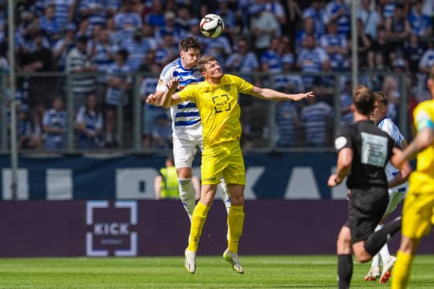 23.05.2026, xydrx, Herren, Fußball, Finaltag der Amateure, Finale Niederrheinpokal, SC St. Tönis 11 ‹20 - MSV Duisburg, Saison 2025 2026, Schauinsland-Reisen-Arena: Tobias Fleckstein (MSV Duisburg, 5) im Zweikampf gegen Morten Heffungs (SC St. Tönis, 12) Copyright: HMBxMedia YannisxDreimann