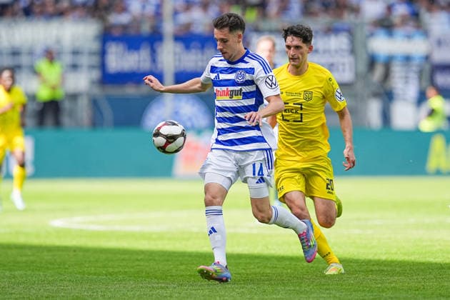 23.05.2026, xydrx, Herren, Fußball, Finaltag der Amateure, Finale Niederrheinpokal, SC St. Tönis 11 ‹20 - MSV Duisburg, Saison 2025 2026, Schauinsland-Reisen-Arena: Conor Noß (MSV Duisburg, 14) im Zweikampf gegen Maksym Lufarenko (SC St. Tönis, 20) Copyright: HMBxMedia YannisxDreimann