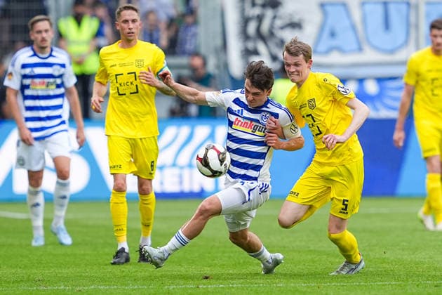 23.05.2026, xydrx, Herren, Fußball, Finaltag der Amateure, Finale Niederrheinpokal, SC St. Tönis 11 ‹20 - MSV Duisburg, Saison 2025 2026, Schauinsland-Reisen-Arena: Jan-Simon Symalla (MSV Duisburg, 23) im Zweikampf gegen Niklas Withofs (SC St. Tönis, 5) Copyright: HMBxMedia YannisxDreimann