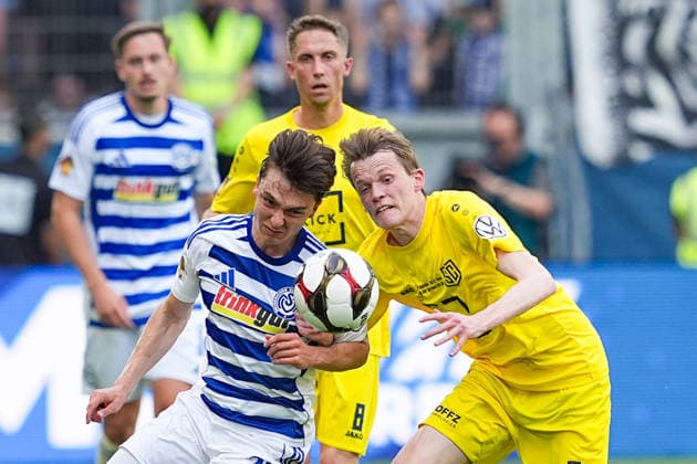 23.05.2026, xydrx, Herren, Fußball, Finaltag der Amateure, Finale Niederrheinpokal, SC St. Tönis 11 ‹20 - MSV Duisburg, Saison 2025 2026, Schauinsland-Reisen-Arena: Jan-Simon Symalla (MSV Duisburg, 23) im Zweikampf gegen Niklas Withofs (SC St. Tönis, 5) Copyright: HMBxMedia YannisxDreimann