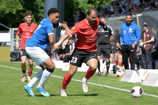 Fabian Eisele (SG Sonnenhof Grossaspach, 23) im Zweikampf mit David Udogu (SV Stuttgarter Kickers, 27) SV Stuttgarter Kickers vs. SG Sonnenhof Grossaspach, Fussball, Maenner, DB-Regio wfv-Pokalfinale, Saison 2025 2026, 23.05.2026 SV Stuttgarter Kickers vs. SG Sonnenhof Grossaspach, Fussball, Maenner, DB-Regio wfv-Pokalfinale, Saison 2025 2026, 23.05.2026 Stuttgart Copyright: xEibner-Pressefoto TobiasxBaurx EP_TBR