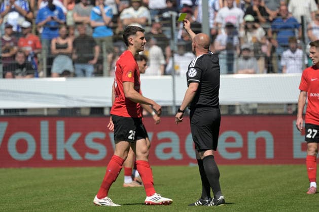 Schiedsrichter in Roman Reck zeigt Arbnor Nuraj (SG Sonnenhof Grossaspach, 25) die Gelbe Karte SV Stuttgarter Kickers vs. SG Sonnenhof Grossaspach, Fussball, Maenner, DB-Regio wfv-Pokalfinale, Saison 2025 2026, 23.05.2026 SV Stuttgarter Kickers vs. SG Sonnenhof Grossaspach, Fussball, Maenner, DB-Regio wfv-Pokalfinale, Saison 2025 2026, 23.05.2026 Stuttgart Copyright: xEibner-Pressefoto TobiasxBaurx EP_TBR
