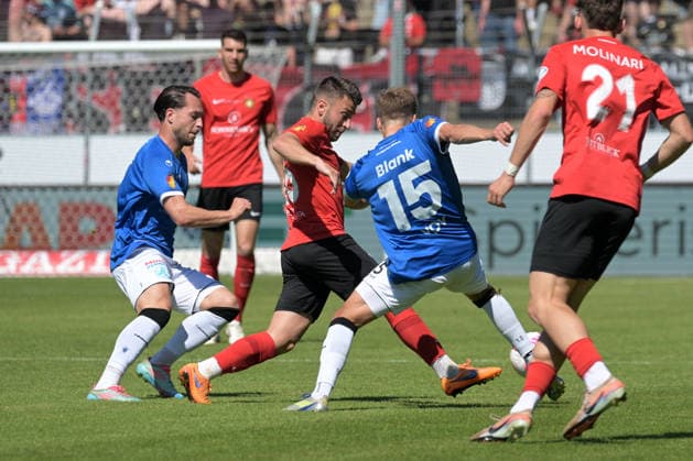 Marius Kunde (SG Sonnenhof Grossaspach, 16) am mit Ball im Zweikampf mit David Tomic (SV Stuttgarter Kickers, 08) und Nico Blank (SV Stuttgarter Kickers, 15) SV Stuttgarter Kickers vs. SG Sonnenhof Grossaspach, Fussball, Maenner, DB-Regio wfv-Pokalfinale, Saison 2025 2026, 23.05.2026 SV Stuttgarter Kickers vs. SG Sonnenhof Grossaspach, Fussball, Maenner, DB-Regio wfv-Pokalfinale, Saison 2025 2026, 23.05.2026 Stuttgart Copyright: xEibner-Pressefoto TobiasxBaurx EP_TBR