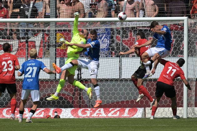 Maximilian Reule (SG Sonnenhof Grossaspach, 01) im Tor und Arbnor Nuraj (SG Sonnenhof Grossaspach, 25) im Zweikampf mit David Braig (SV Stuttgarter Kickers, 22) und Mario Borac (SV Stuttgarter Kickers, 36) SV Stuttgarter Kickers vs. SG Sonnenhof Grossaspach, Fussball, Maenner, DB-Regio wfv-Pokalfinale, Saison 2025 2026, 23.05.2026 SV Stuttgarter Kickers vs. SG Sonnenhof Grossaspach, Fussball, Maenner, DB-Regio wfv-Pokalfinale, Saison 2025 2026, 23.05.2026 Stuttgart Copyright: xEibner-Pressefoto TobiasxBaurx EP_TBR