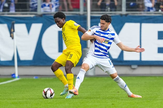 23.05.2026, xydrx, Herren, Fußball, Finaltag der Amateure, Finale Niederrheinpokal, SC St. Tönis 11 ‹20 - MSV Duisburg, Saison 2025 2026, Schauinsland-Reisen-Arena: Tyler Nkamanyi (SC St. Tönis, 11) im Zweikampf gegen Mert Goeckan (MSV Duisburg, 17) Copyright: HMBxMedia YannisxDreimann