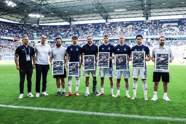 Fussball, FVN Niederrheinpokal Saison 2025 2026 Finale SC St. Tönos 11 20 vs MSV Duisburg 16.05.2026, schauinsland-reisen-arena Verabschiedung Leon Welter (Analyst, MSV Duisburg), Dominik Becker (MSV Duisburg, 4), Florian Egerer (MSV Duisburg, 28), Steffen Meuer (MSV Duisburg, 18), Leon Müller (MSV Duisburg, 19), Mert Göckan (MSV Duisburg, 17), Omar Ahmad (Zeugwart, MSV Duisburg) vor dem Spiel Duisburg schauinsland-reisen-arena Nordrhein-Westfalen Deutschland