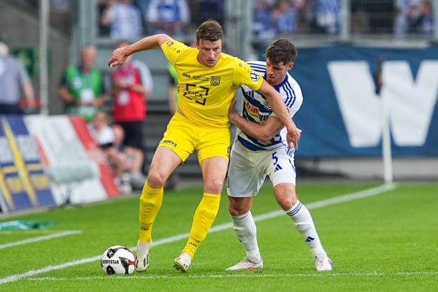 23.05.2026, xydrx, Herren, Fußball, Finaltag der Amateure, Finale Niederrheinpokal, SC St. Tönis 11 ‹20 - MSV Duisburg, Saison 2025 2026, Schauinsland-Reisen-Arena: Morten Heffungs (SC St. Tönis, 12) im Zweikampf gegen Tobias Fleckstein (MSV Duisburg, 5) Copyright: HMBxMedia YannisxDreimann