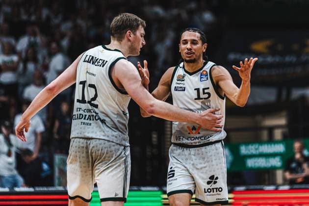 Jordan Roland (Gladiators Trier) mit Marten Linssen (Gladiators Trier), Vet Concept Gladiators Trier vs FC Bayern Muenchen Basketball, Basketball, easyCredit BBL, Playoffs, Viertelfinale, Spiel 3, Saison 2025 2026, 23.05.2026 Vet Concept Gladiators Trier vs FC Bayern Muenchen Basketball, Basketball, easyCredit BBL, Playoffs, Viertelfinale, Spiel 3, Saison 2025 2026, 23.05.2026 Copyright: xEibner-Pressefoto AlexanderxNeisx EP_ANS