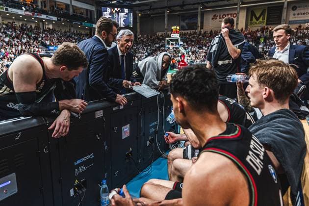 Svetislav Pesic (Headcoach FC Bayern Muenchen Basketball) mit Team in der Auszeit, Vet Concept Gladiators Trier vs FC Bayern Muenchen Basketball, Basketball, easyCredit BBL, Playoffs, Viertelfinale, Spiel 3, Saison 2025 2026, 23.05.2026 Vet Concept Gladiators Trier vs FC Bayern Muenchen Basketball, Basketball, easyCredit BBL, Playoffs, Viertelfinale, Spiel 3, Saison 2025 2026, 23.05.2026 Copyright: xEibner-Pressefoto AlexanderxNeisx EP_ANS