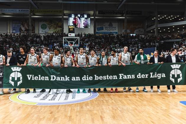 Die Gladiators bedanken sich bei den Fans mit einem Plakat, Vet Concept Gladiators Trier vs FC Bayern Muenchen Basketball, Basketball, easyCredit BBL, Playoffs, Viertelfinale, Spiel 3, Saison 2025 2026, 23.05.2026 Vet Concept Gladiators Trier vs FC Bayern Muenchen Basketball, Basketball, easyCredit BBL, Playoffs, Viertelfinale, Spiel 3, Saison 2025 2026, 23.05.2026 Copyright: xEibner-Pressefoto AlexanderxNeisx EP_ANS