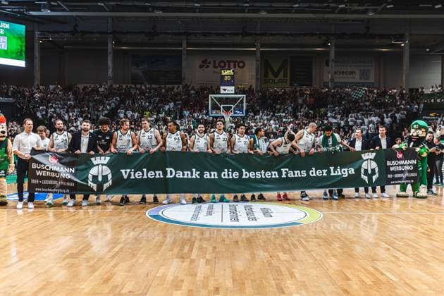 Die Gladiators bedanken sich bei den Fans mit einem Plakat, Vet Concept Gladiators Trier vs FC Bayern Muenchen Basketball, Basketball, easyCredit BBL, Playoffs, Viertelfinale, Spiel 3, Saison 2025 2026, 23.05.2026 Vet Concept Gladiators Trier vs FC Bayern Muenchen Basketball, Basketball, easyCredit BBL, Playoffs, Viertelfinale, Spiel 3, Saison 2025 2026, 23.05.2026 Copyright: xEibner-Pressefoto AlexanderxNeisx EP_ANS