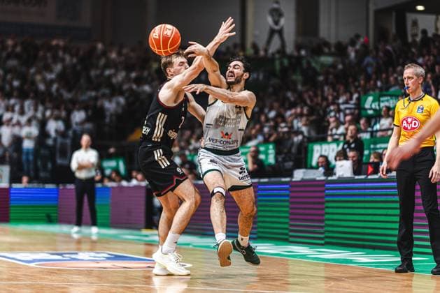 Clayton Guillozet (Gladiators Trier) im Zweikampf mit Justus Hollarz (FC Bayern Muenchen Basketball), Vet Concept Gladiators Trier vs FC Bayern Muenchen Basketball, Basketball, easyCredit BBL, Playoffs, Viertelfinale, Spiel 3, Saison 2025 2026, 23.05.2026 Vet Concept Gladiators Trier vs FC Bayern Muenchen Basketball, Basketball, easyCredit BBL, Playoffs, Viertelfinale, Spiel 3, Saison 2025 2026, 23.05.2026 Copyright: xEibner-Pressefoto AlexanderxNeisx EP_ANS