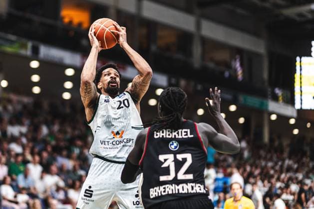 Urald King (Gladiators Trier) im Zweikampf mit Wenyen Gabriel (FC Bayern Muenchen Basketball), Vet Concept Gladiators Trier vs FC Bayern Muenchen Basketball, Basketball, easyCredit BBL, Playoffs, Viertelfinale, Spiel 3, Saison 2025 2026, 23.05.2026 Vet Concept Gladiators Trier vs FC Bayern Muenchen Basketball, Basketball, easyCredit BBL, Playoffs, Viertelfinale, Spiel 3, Saison 2025 2026, 23.05.2026 Copyright: xEibner-Pressefoto AlexanderxNeisx EP_ANS