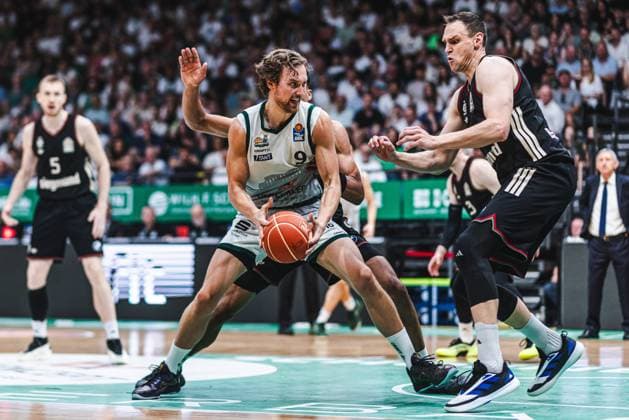 Marco Hollersbacher (Gladiators Trier) im Zweikampf mit Osacar das Silva (FC Bayern Muenchen Basketball) und Johannes Voigtmann (FC Bayern Muenchen Basketball), Vet Concept Gladiators Trier vs FC Bayern Muenchen Basketball, Basketball, easyCredit BBL, Playoffs, Viertelfinale, Spiel 3, Saison 2025 2026, 23.05.2026 Vet Concept Gladiators Trier vs FC Bayern Muenchen Basketball, Basketball, easyCredit BBL, Playoffs, Viertelfinale, Spiel 3, Saison 2025 2026, 23.05.2026 Copyright: xEibner-Pressefoto AlexanderxNeisx EP_ANS